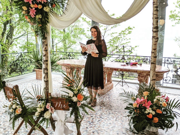 Live-Gesang von Dina Regniet an einer romantischen Trauung mit floraler Dekoration in der Schweiz.