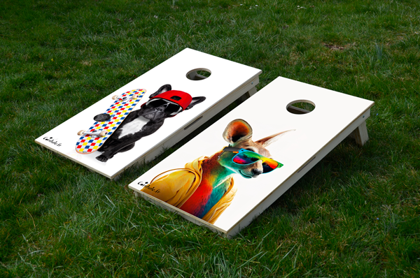 Miniature : cornhole 2 planches un bouledogue français et son skate, un kangourou en pull capuche, sur le gazon, vue de face