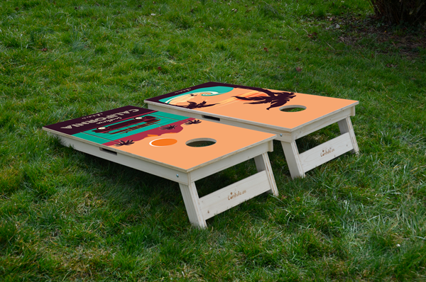 Miniature : cornhole 2 planches surfeur et combi vw, sur le gazon, vue de derrière