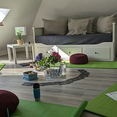 Elternworkshop, gemütlicher Sitzkreis mit Meditationskissen