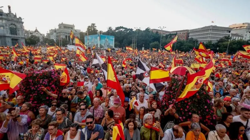 Multitudinaria concentración en las calles de España en apoyo a la ciudad autónoma de Ceuta. Fuente: (BBC)