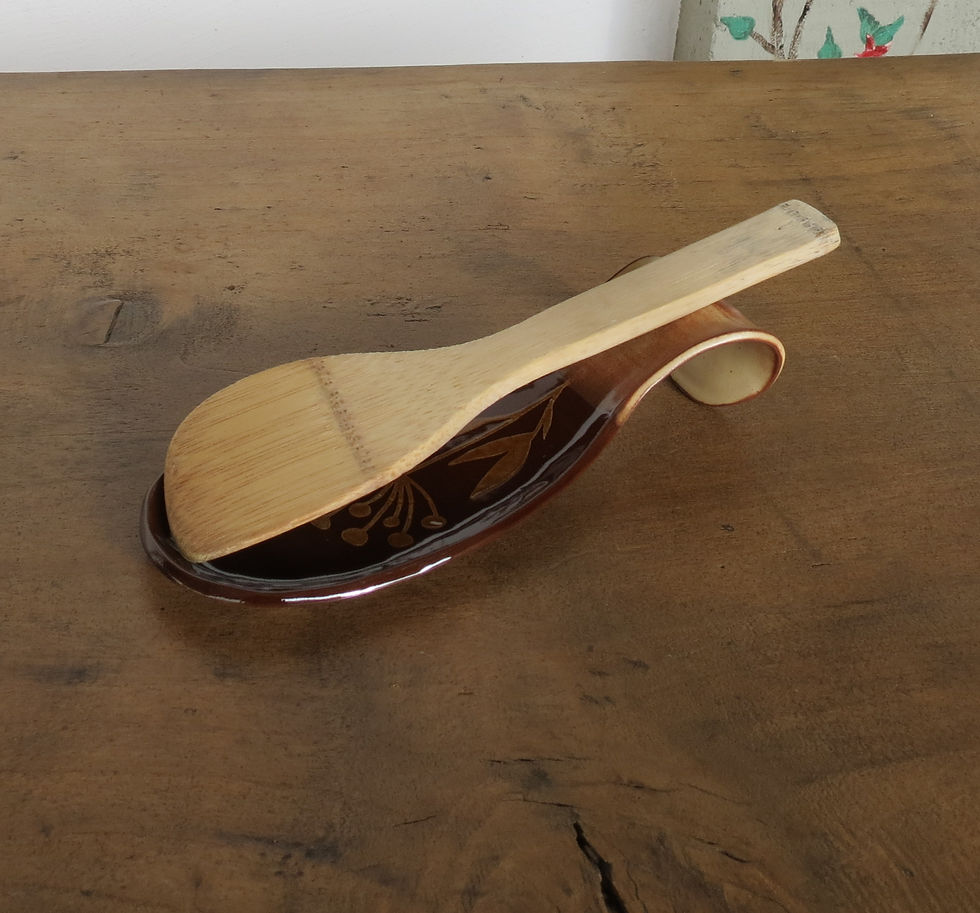 Suport pentru linguri din ceramică handmade, prezentat cu lingură, realizat manual în Kaleido Bonțida