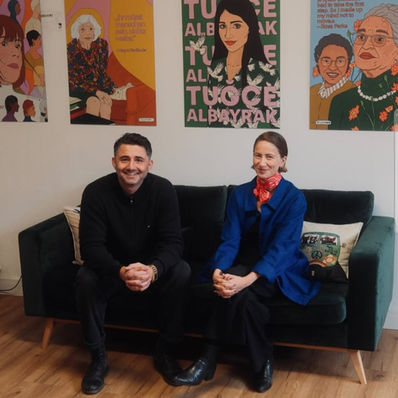 Marie Anny Bertsch und Dogus Albayrak im Zentrum für Zivilcourage in Frankfurt.