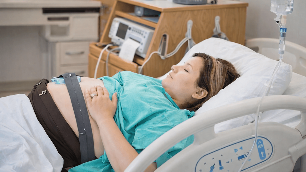 אישה בלידה בבית חולים עם מוניטור ופיטוצין