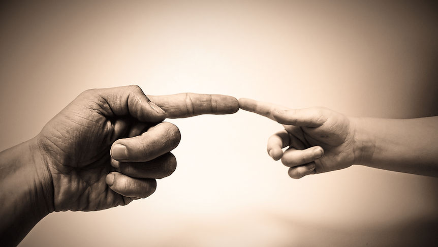 Zwei Hände treffen sich am Zeigefinger. Eine Erwachsene und Kinderhand ist zu sehen.