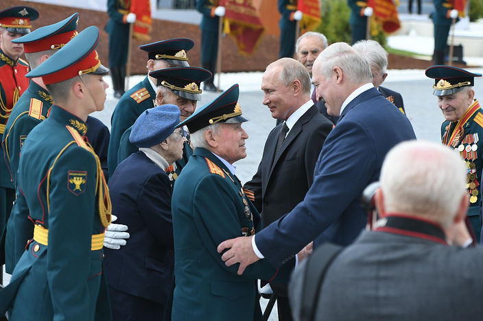 Путин и Лукашенко с ветеранами.jpeg