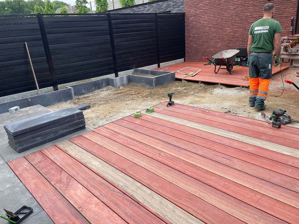 Aanleg van houten terras in moderne tuin