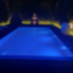 Zwembad bij privé wellness in Haaltert met sfeerverlichting in de avond