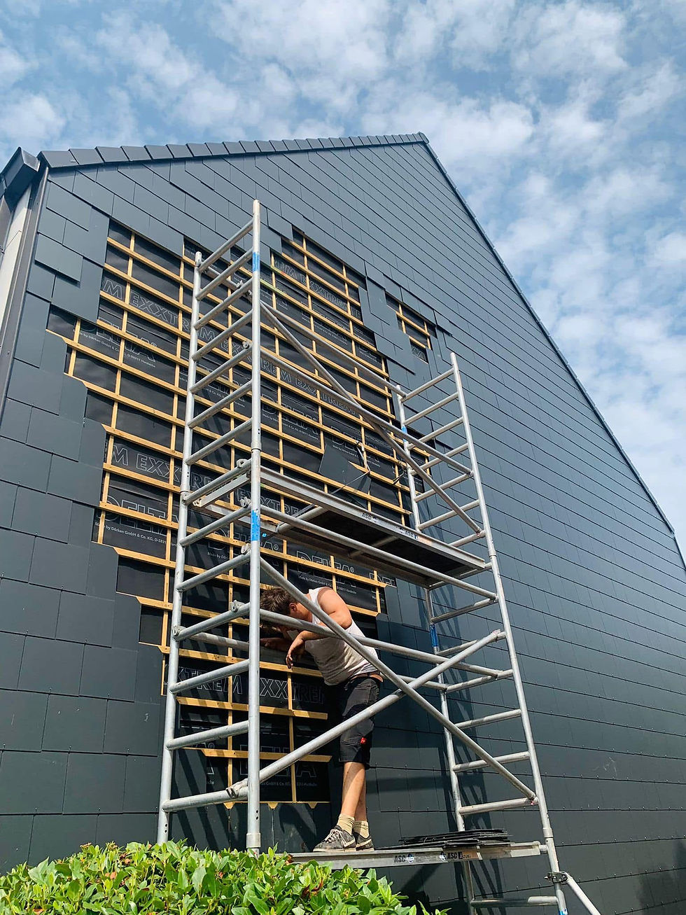 Dakwerken met stelling bij gebouw in Sint-Niklaas – BMD Dakwerken