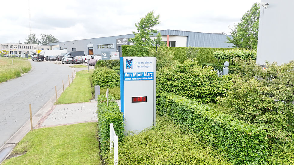 Putboring installatie voor geothermie op open terrein