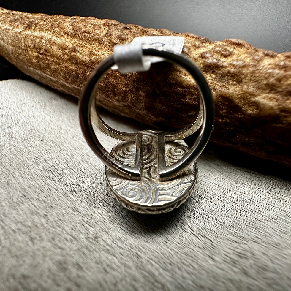 Thumbnail: She's a Lady - Hubei Ring