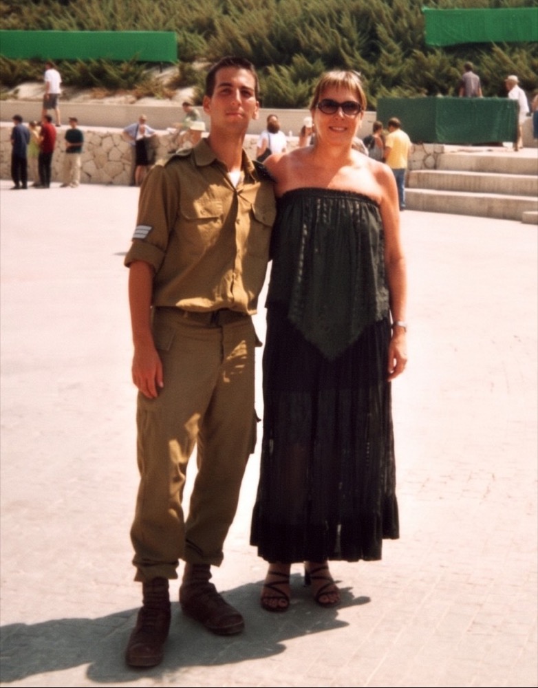 רז ואורה, בצעירותו של רז, במדי צה״ל