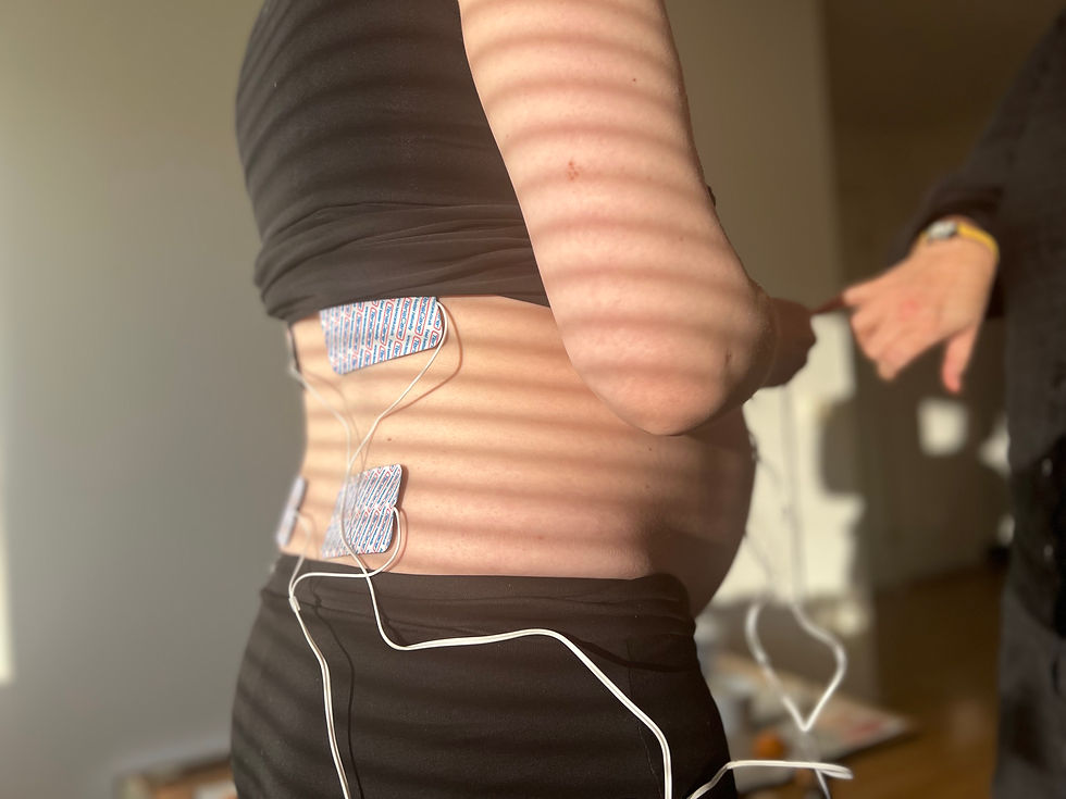 Gravid kvinna provar TENS-apparat