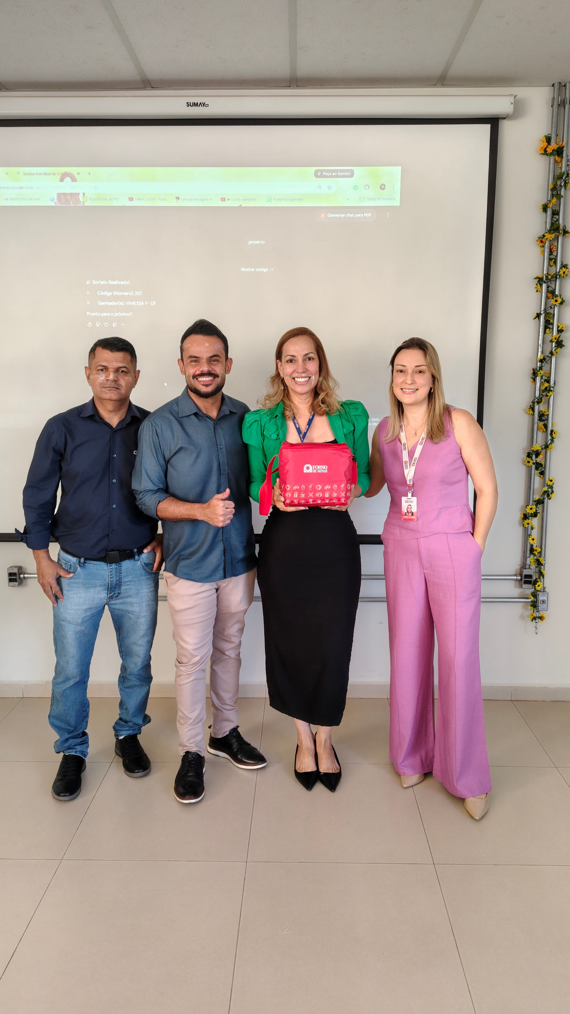 Time de distribuidores da Brassol durante treinamento da Forno de Minas