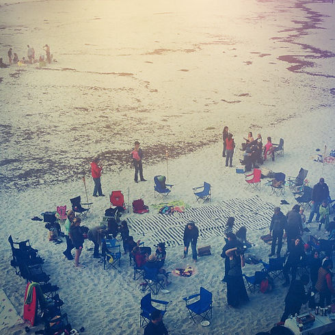 Amis de camping sur la plage