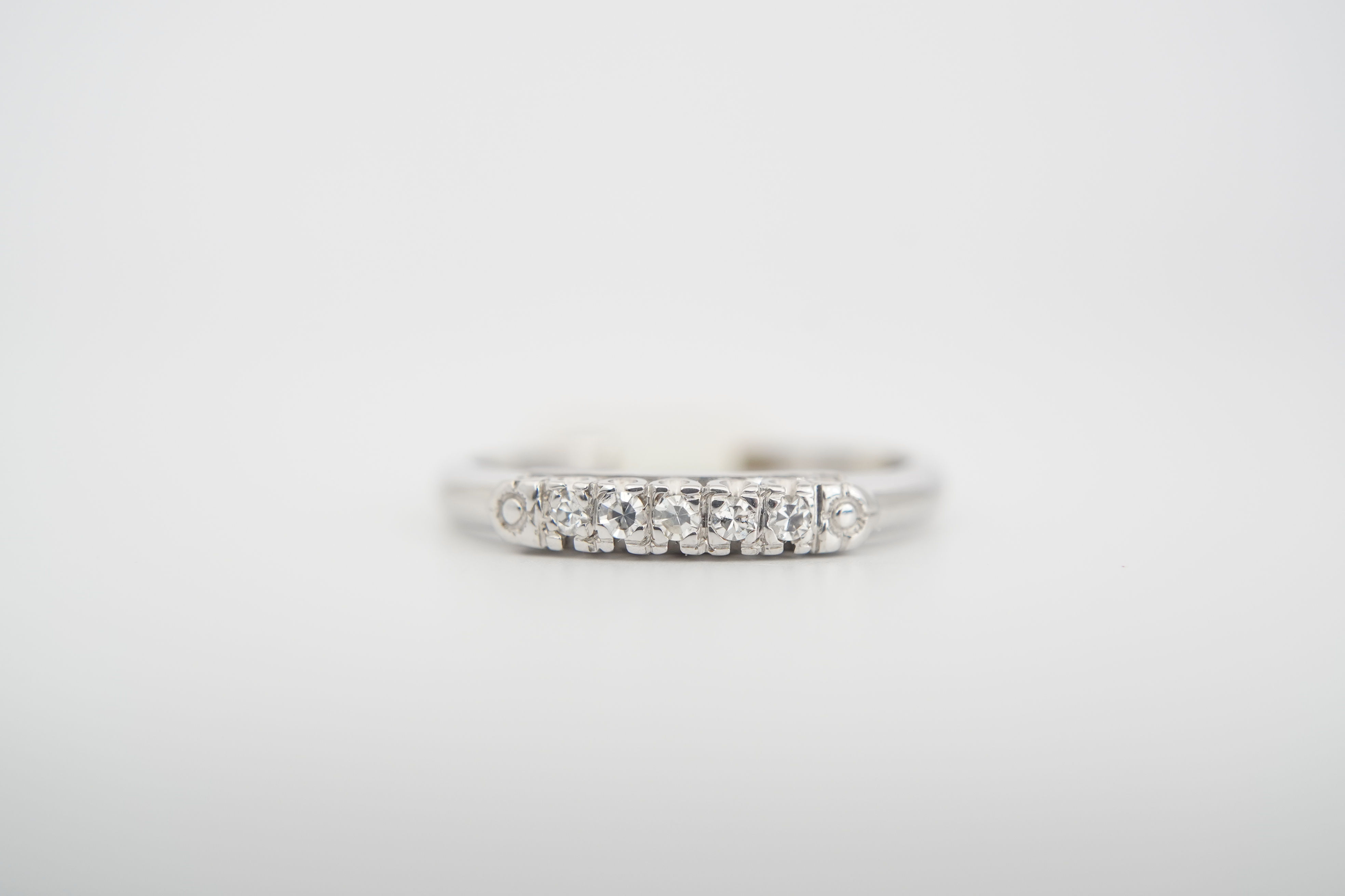 14k .05ctw vintage-inspired fishtail band