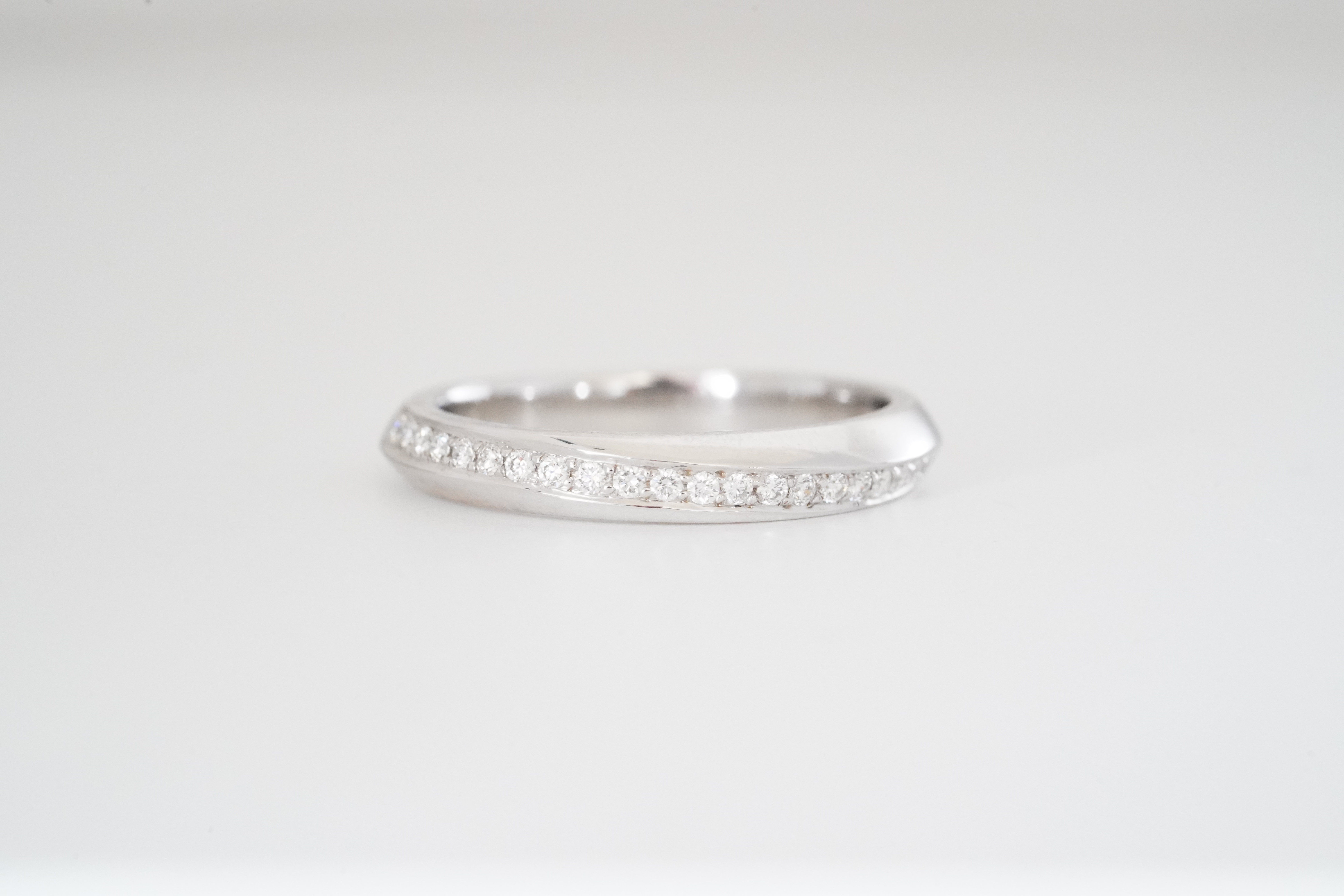 14k .17ctw Diagonal Knife Edge Band