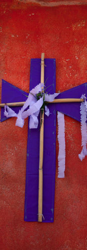 Las Cruces en las calles de Oaxaca marcan las estaciones del Viacrucis.