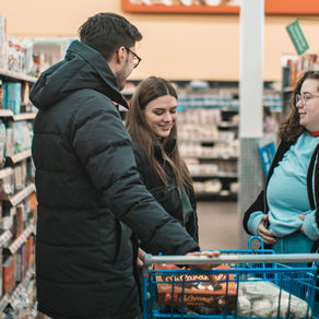 people doing the groceries