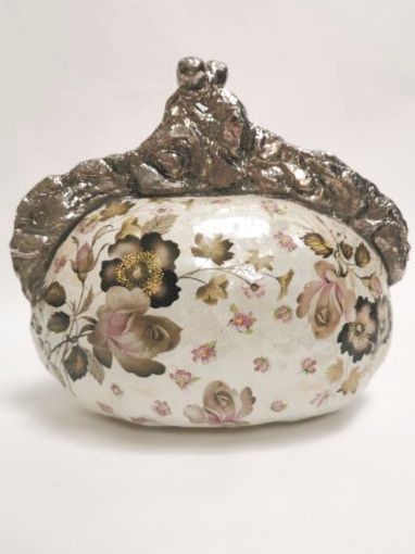 KLEMENT- Jeannet - Purse mother-of-pearl with flowers- keramiek-20 x 23 x 13 cm -2021 (kle