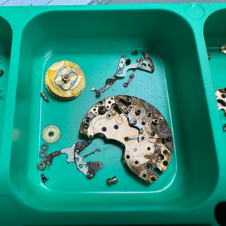 Mouvement mécanique démonté présentant une corrosion importante causée par un dégât des eaux et une infiltration d’humidité.