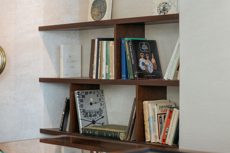 Uhrmacherbibliothek mit Fachbüchern im Uhrenfachgeschäft Jenni in Zürich