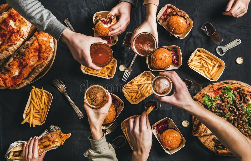 familia-lockdown-comida-rápida-cena-del-servicio-de-entrega-en-casa-encierro-flatlay-gente