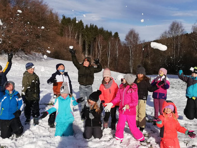 Turnunterricht im Freien - Spiel und Spaß im Schnee