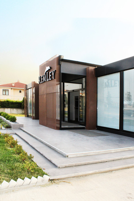 The | Work Mimarlık tasarımı Remley İnşaat Serdivan M-Ofis projesi modüler çelik yapı ve metal mesh cephe genel görünümü.