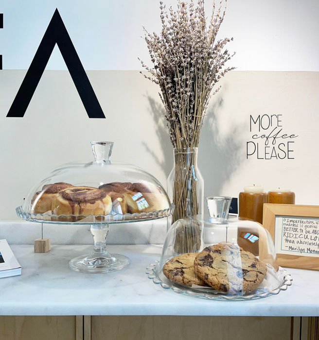 Moda SOFA’nın tarihi atmosferinde nitelikli kahve keyfi: Özgün iç mimari detaylar ve huzurlu bir ortamda sunulan artisan kahve, cookie, cinnamon roll ve tatlı sunumu.