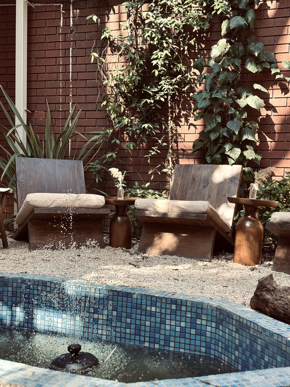 the work mimarlığın tasarladığı, restore ettiği House of sofa , Kadıköy Moda'da tarihi köşkte yer alan bir 3. nesil kahve dükkanı, kafedir.