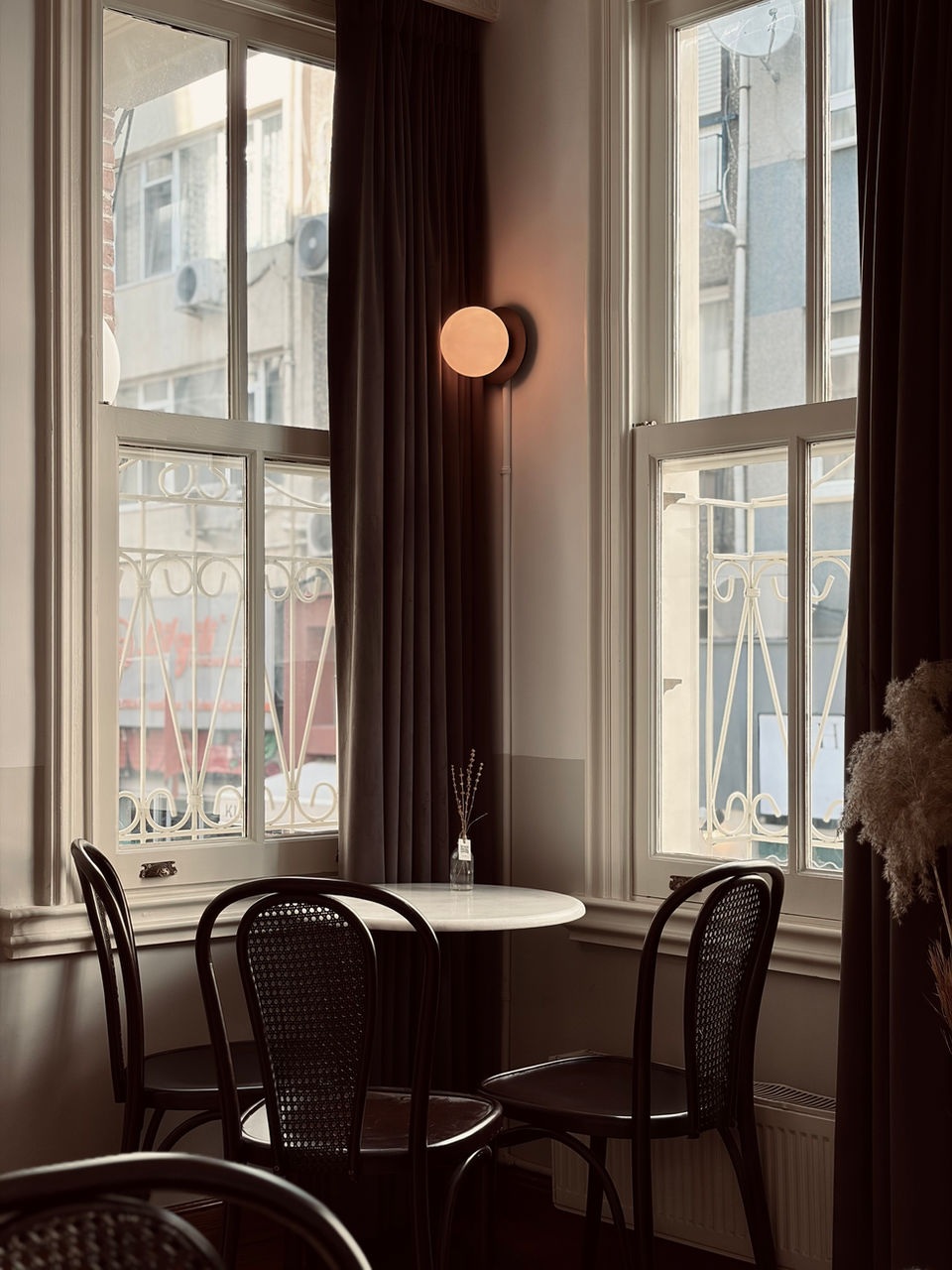 the work mimarlığın tasarladığı, restore ettiği House of sofa , Kadıköy Moda'da tarihi köşkte yer alan bir 3. nesil kahve dükkanı, kafedir.