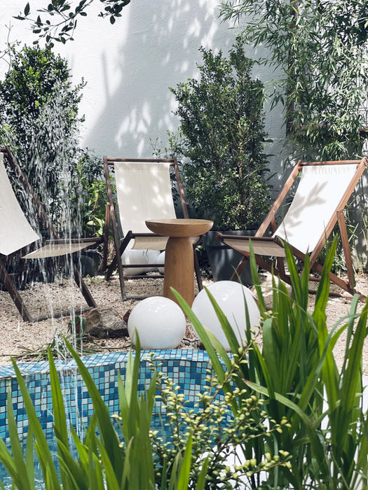 Kadıköy Moda'nın kalbinde gizli bir arka bahçe: SOFA projesi için kurgulanan şezlong alanları, havuz detayı ve şehir içinde huzur sunan modern avlu yerleşimi.