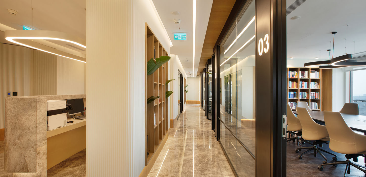 The | Work Mimarlık tasarımı Ersan Şen Hukuk Bürosu: Akasya A15 lokasyonunda, kurumsal kimliği ve güveni temsil eden modern hukuk ofisi iç mekan, lounge, sosyal alan, banko, giriş, bekleme alanı, koridor, toplantı odası ve ofis tasarımı.