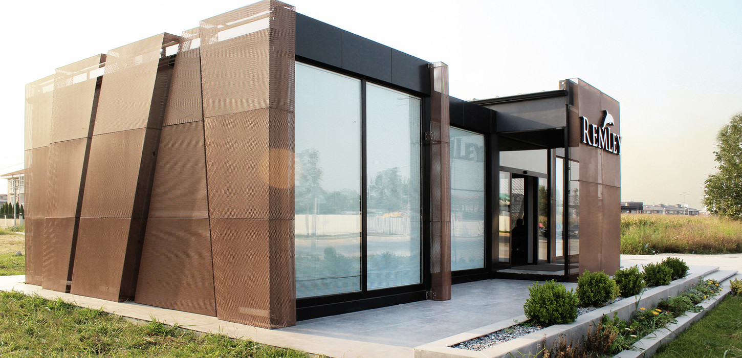 The | Work Mimarlık tasarımı Remley İnşaat Serdivan M-Ofis projesi modüler çelik yapı ve metal mesh cephe genel görünümü.