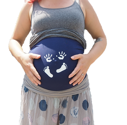 zufriedene Schwangere zeigt ihren Babybauch