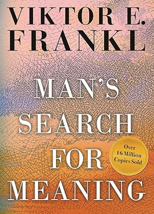 O livro de memórias do psiquiatra Viktor Frankl cativou gerações de leitores com suas descrições da vida nos campos de extermínio nazistas e suas lições sobre a sobrevivência espiritual. Entre 1942 e 1945, Frankl trabalhou em quatro campos diferentes, incluindo Auschwitz, enquanto seus pais, seu irmão e sua esposa grávida pereceram. Com base em sua própria experiência e nas experiências de outras pessoas que tratou posteriormente em sua prática clínica, Frankl argumenta que não podemos evitar o sofrimento, mas podemos escolher como lidar com ele, encontrar sentido nele e seguir em frente com um propósito renovado. A teoria de Frankl — conhecida como logoterapia, derivada da palavra grega logos (“sentido”) — sustenta que nosso principal impulso na vida não é o prazer, como defendia Freud, mas a descoberta e a busca daquilo que consideramos pessoalmente significativo.
Na época da morte de Frankl, em 1997, Em Busca de Sentido já havia vendido mais de 10 milhões de exemplares, em vinte e quatro idiomas. Uma pesquisa com leitores realizada em 1991 pela Biblioteca do Congresso dos Estados Unidos, que pedia aos participantes que indicassem um “livro que fez diferença em sua vida”, incluiu Em Busca de Sentido entre os dez livros mais influentes dos Estados Unidos.
A Beacon Press, editora original da edição em inglês de Em Busca de Sentido, está lançando esta nova edição em brochura, com um novo prefácio, um posfácio biográfico, uma nova capa, um novo preço e materiais didáticos, com o objetivo de alcançar novas gerações de leitores.