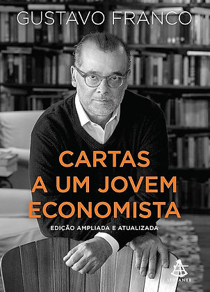 Um dos grandes economistas do nosso tempo, com seu nome escrito na história do país como um dos idealizadores do Plano Real, Gustavo Franco compartilha aprendizados, memórias e uma evidente paixão pelo ofício em cartas endereçadas a aspirantes, estudantes e a todos os profissionais da área que buscam ampliar seu conhecimento.
A partir de histórias pessoais e relatos de momentos marcantes de sua carreira, ele introduz conceitos fundamentais da economia. E, ao avançar por questões diversas – desde os desafios do serviço público até as agruras do mercado financeiro –, oferece panoramas históricos que aprofundam a compreensão desses preceitos.
Nesta edição ampliada e atualizada, Gustavo Franco traz também reflexões sobre temas atuais como criptomoedas, negacionismo e NFTs, com seu olhar experiente lhe permitindo perceber nuances valiosas.
Suas cartas são lúcidas e ponderadas, marcadas pelo realismo, por um humor fino e pelo desejo de fazer a diferença no mundo. Este livro é uma conversa honesta e inspiradora com alguém que conhece a fundo os desafios e os grandes prazeres de ser economista.
