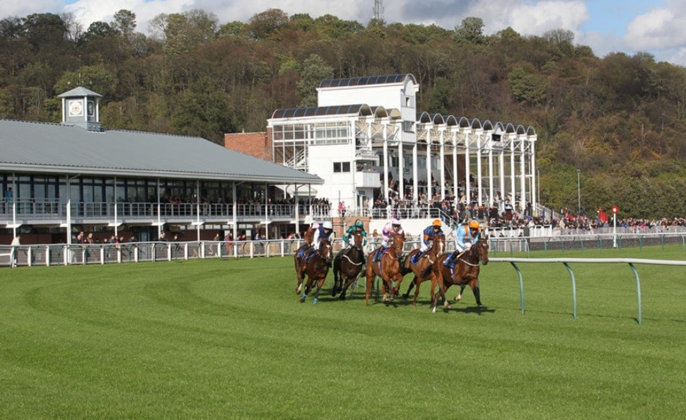Arrive in style at Nottingham Racecourse this season with Ucabs