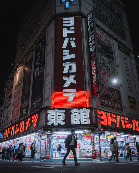 ELECTRONIC_SHOPS_Japan_Low.jpg