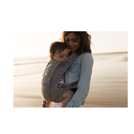 Mutter mit Kind in einer Tragehilfe