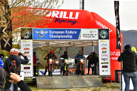 Prima giornata all'insegna dei piloti italiani all'Europeo d'Enduro a Castel di Tora (RI)