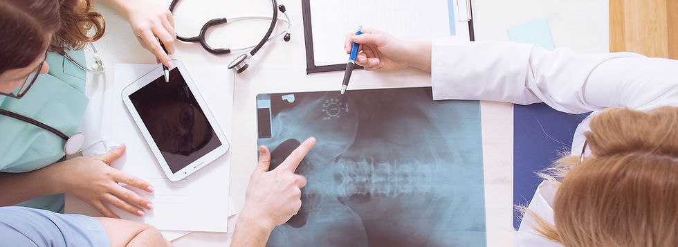 Médicos que examinan las radiografías