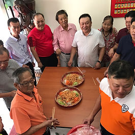 4/02/2017 – 农历正月初八,翁氏宗亲、理事们聚集于会所一起祭拜祖先、祈福。仪式后,两头双目炯炯的舞狮则舞动狮身,绕行会所大厅一周,象征迎新去旧。大伙儿围站见证采青时,只见狮子在地上"休息"片刻,再度跃起时,肚皮下变出单瓣柑橘拼成一个单字"旺",希望为宗亲们带来好运。
On 4 February 2017, i.e. the 8th day of the first month of Chinese lunar calendar, Ang Shee General Association's (ASGA) committee and clan members gathered at the Association's premises to pay respects to our ancestors. The festive atmosphere was further heightened by a traditional lion dance performance, wishing everyone blessing and prosperity.