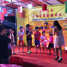 虽然很多传统的东西都随着时代而改变，但是庆祝传统节日，其精神还是受到保留！因此，翁氏总会自2007年,年年在会所举办中秋联欢晚会这个传统节庆。今年9月7日星期六在会所前搭建帐篷和舞台，并以各式灯笼装饰一番，来迎接这个大家团聚的节日。
