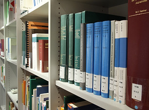 books-on-shelf-in-library-256374.jpg