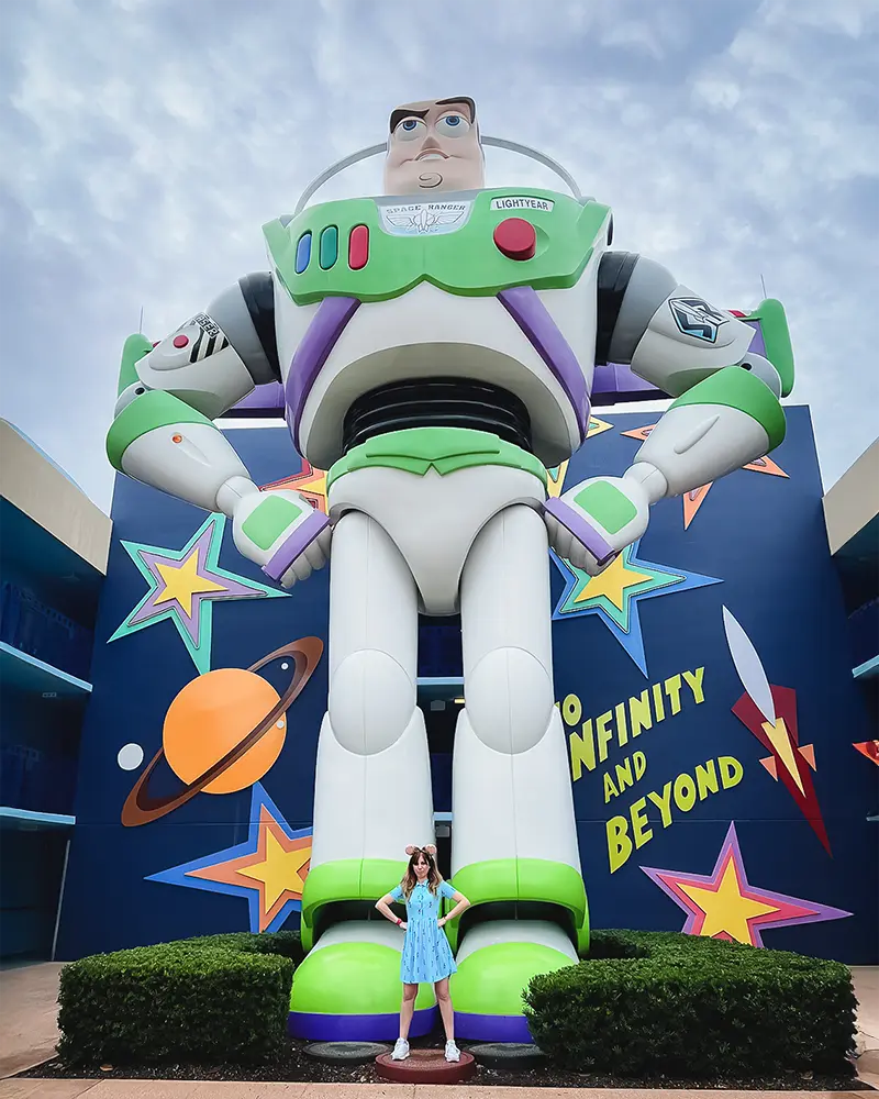 Disney All Star Movies - Posando frente a Buzz Lightyear Gigante - Decoración