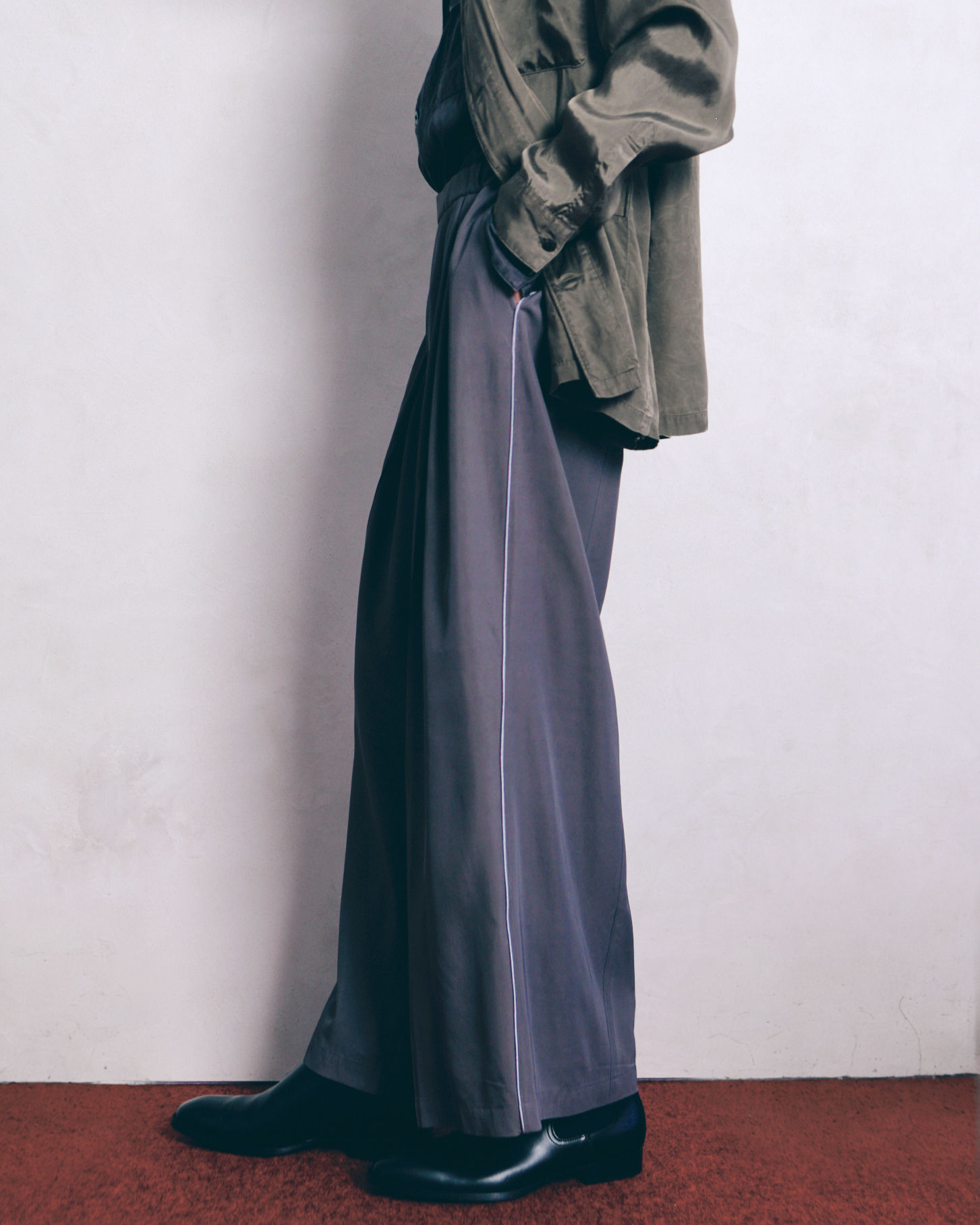 SILKY VISCOSE 2TUCK FLARE EASY PANTS - GRAY