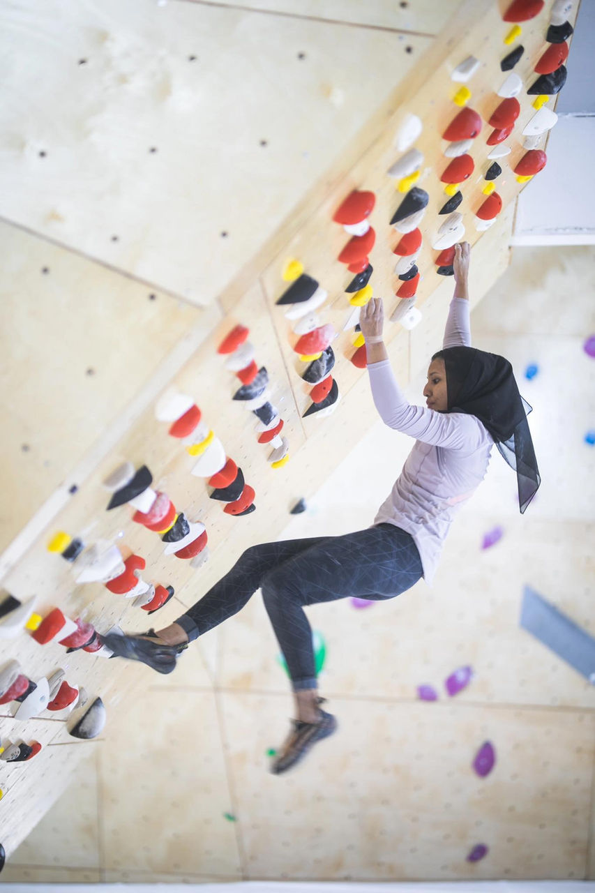 BOULDERING
