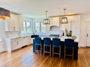 Custom Cabinets
White Cabinets
Sherwin Williams Naval
Duck White
Interior Design